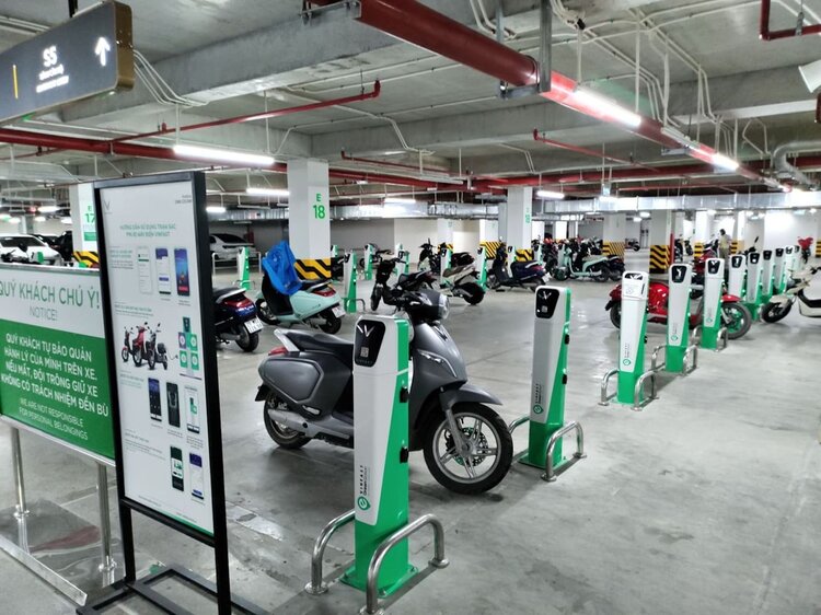 Xe điện sạc bao lâu thì đầy? Cách sạc và lưu ý đúng cách 2025